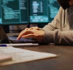 Persona confeccionando una página web